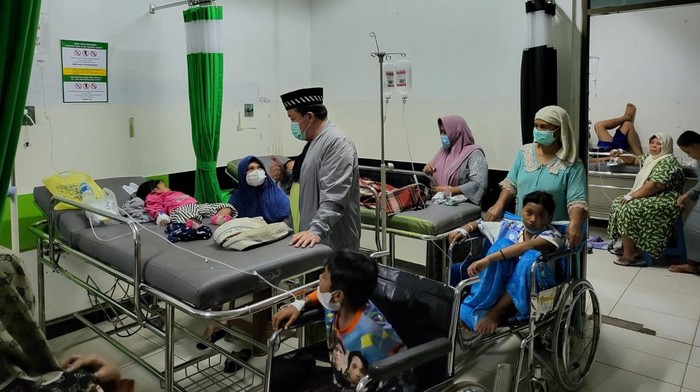 Wakil Ketua Komisi III DPRD Kalsel, Rosehan Noor Bachri menjenguk korban keracunan massal di RS.