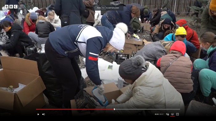 Wanita Ukraina habiskan weekend dengan membuat molotov (tangkapan layar BBC)