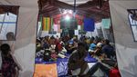 Warga Korban Gempa Mengungsi di Kantor Bupati Pasaman Barat