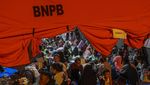 Warga Korban Gempa Mengungsi di Kantor Bupati Pasaman Barat