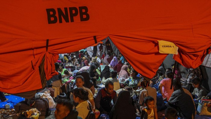 Sejumlah pengungsi korban gempa bumi berada di dalam tenda pengungsian di halaman Kantor Bupati Pasaman Barat, Sumatera Barat, Sabtu (26/2/2022). Berdasarkan data dari Badan Nasional Penanggulangan Bencana (BNPB) sebanyak 6.002 oang warga Sumatera Barat mengungsi akibat gempa magnitudo 6,1 yang terjadi Jumat (25/2). ANTARA FOTO/Muhammad Arif Pribadi/Lmo/tom.