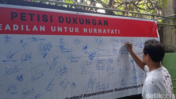 Warga menandatangani petisi untuk mendukung Nurhayati.