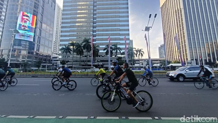 Warga ramai berolahraga di Kawasan Sudirman-Thamrin
