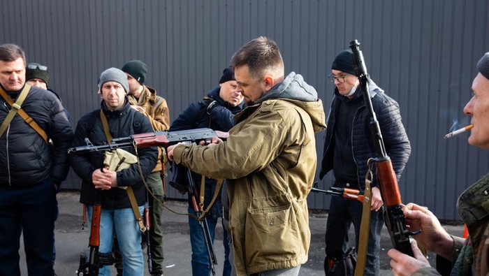Members of the Territorial Defence Forces of Ukraine receive weapons to defend the city of Kyiv, Ukraine February 25, 2022. Mikhail Palinchak/Pool via REUTERS