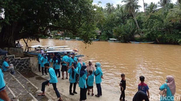 Wisatawan menunggu perahu untuk menuju Green Canyon.