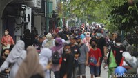 Meskipun Pedagang Kaki Lima telah dipindahkan dari kawasan pedestrian Malioboro, tampak wisatawan memadati untuk duduk-duduk menikmati sore dan berfoto.