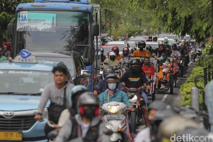 Kepadatan lalu lintas terlihat di kawasan wisata Malioboro, Yogyakarta, Minggu (27/2/2022). Ratusan kendaraan pribadi dan sejumlah bus wisata tampak memenuhi ruas jalan menuju kawasan wisata Jalan Malioboro, Yogyakarta.