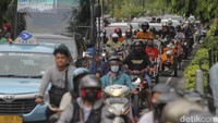 Banyaknya wisatawan yang datang ke kawasan Malioboro membuat jalan macet.