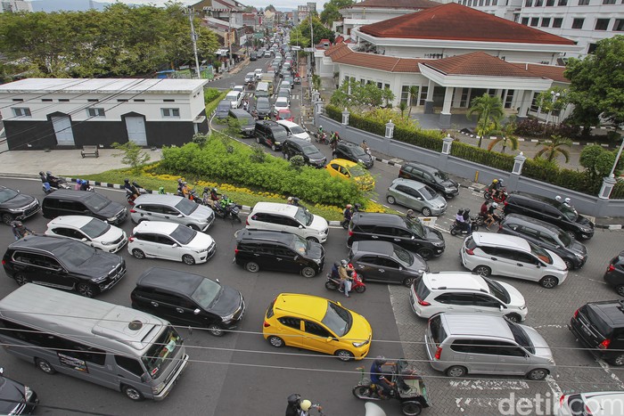 Kepadatan lalu lintas terlihat di kawasan wisata Malioboro, Yogyakarta, Minggu (27/2/2022). Ratusan kendaraan pribadi dan sejumlah bus wisata tampak memenuhi ruas jalan menuju kawasan wisata Jalan Malioboro, Yogyakarta.
