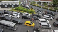 Ratusan kendaraan pribadi dan sejumlah bus wisata tampak memenuhi ruas jalan menuju kawasan wisata Jalan Malioboro, Yogyakarta.