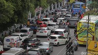 Kepadatan lalu lintas terlihat di kawasan wisata Malioboro, Yogyakarta, Minggu (27/2/2022).