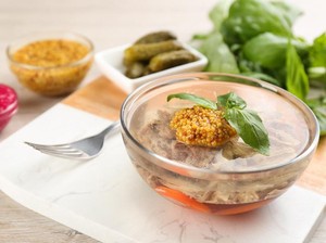 10 Makanan Khas Ukraina yang Menarik Dicoba, Ada Jelly Kaki Babi!