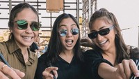 Lewat foto ini terlihat kalau Nikita Willy dan sang adik gemar makan sushi. Mereka tak bisa menyembunyikan ekspresi kegirangan saat hendak melahap makanan Jepang ini.