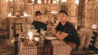 Sebelum menikah, Nikita Willy dan Indra hobi traveling bersama. Salah satu agenda seru mereka adalah makan di dekat Candi Borobudur dengan balutan suasana tradisional.