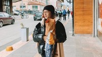 Snack queen, tulis Nikita Willy di keterangan foto. Rupanya ia tak mau lewatkan kesempatan jajan snack saat liburan di Argentina.