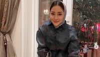 Tahun 2020, Nikita Willy sempat tampil cantik dengan scarf di kepalanya. Perayaan ulang tahunnya begitu manis dengan banyak hadiah kue enak dari orang-orang terdekat.
