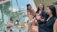 Pemilik 10 juga followers Instagram ini sedang menghabiskan waktu bersama orang-orang terdekatnya di Bali. Di kolam renang, mereka menikmati minuman segar dan aneka canapé.