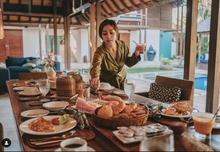 10 Pesona Cantik Nikita Willy Saat Cicip Sushi hingga Sarapan di Bali