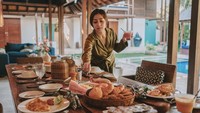 Begini momen Nikita Willy yang semangat sarapan saat liburan di Bali. Pihak villa menyediakan banyak menu, mulai dari olahan telur, pastry, hingga buah segar.