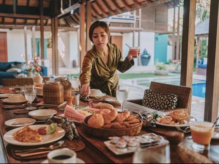 10 Pesona Cantik Nikita Willy Saat Cicip Sushi hingga Sarapan di Bali