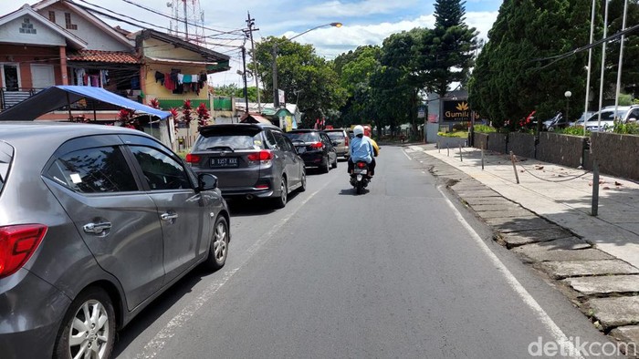 Arus lalin dari Lembang menuju Bandung padat.