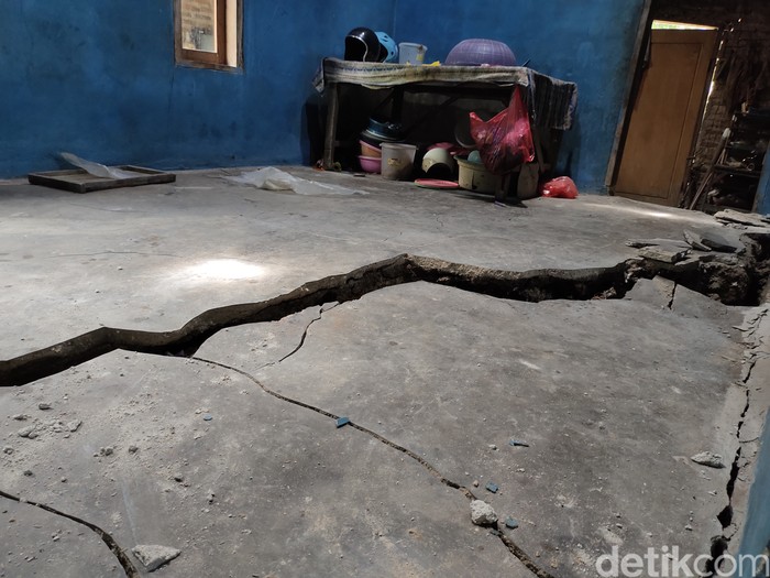 Badan Penanggulangan Bencana Daerah (BPBD) Lebak akan melibatkan Badan Geologi guna mengetahui penyebab pergerakan tanah di Kecamatan Cikulur, Lebak (Fathul R/detikcom)