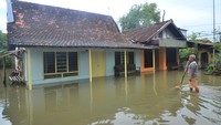 Hujan deras yang terus mengguyur serta drainase yang buruk menyebabkan puluhan rumah serta beberapa jalan utama terendam banjir.