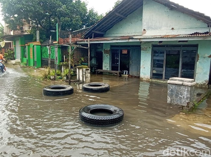 Banjir merendam Desa Tanjung Karang, Kecamatan Jati, siang ini.