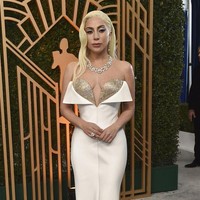 Gaun putih strapless dengan heartline beraksen emas dari Armani Prive dipilih Lady Gaga untuk mengekspresikan perasaannya yang terusik oleh peperangan di Ukraina yang dipicu oleh Rusia. Saat ini, dunia sedang diterpa berbagai peristiwa, dan hati saya tertuju pada Ukraina, kata Lady Gaga seperti dikutip The Hollywood Reporter. (Foto: Jordan Strauss/Invision/AP)