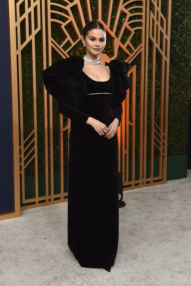 Selena Gomez mencuri perhatian dengan gaun hitam berlengan dramatis dari Oscar de la Renta. Sebagai sentuhan akhir yang glamor, sebuah kalung ular Serpenti Bvlgari seharga Rp 14,4 miliar.  (Foto: Jordan Strauss/Invision/AP)