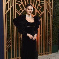 Selena Gomez mencuri perhatian dengan gaun hitam berlengan dramatis dari Oscar de la Renta. Sebagai sentuhan akhir yang glamor, sebuah kalung ular Serpenti Bvlgari seharga Rp 14,4 miliar.  (Foto: Jordan Strauss/Invision/AP)