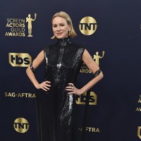 Simple yet elegant. Begitulah penampilan Naomi Watts dengan gaun Fendi Couture ini. (Foto: Jordan Strauss/Invision/AP)