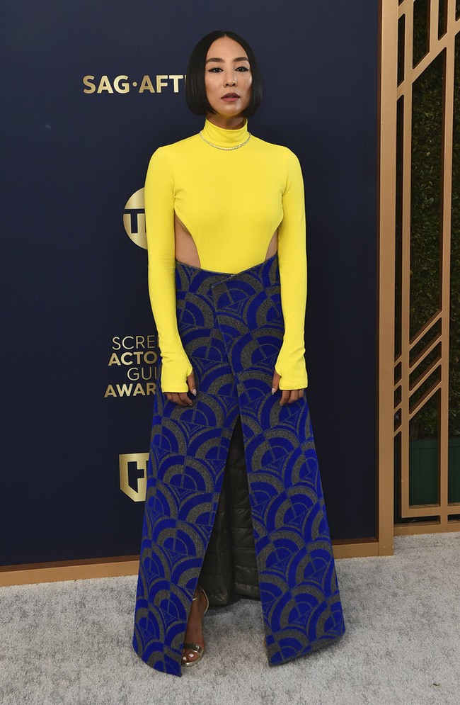 Greta Lee yang membintangi serial Apple TV The Morning Wars, membuat fashion statement secara gamblang untuk mendukung Ukraina. Gaun Marc Jacobs dalam kombinasi warna biru dan kuning yang merepresentasikan bendera Ukraina menemani penampilannya.  (Foto: Jordan Strauss/Invision/AP)