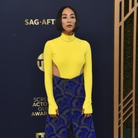 Greta Lee yang membintangi serial Apple TV The Morning Wars, membuat fashion statement secara gamblang untuk mendukung Ukraina. Gaun Marc Jacobs dalam kombinasi warna biru dan kuning yang merepresentasikan bendera Ukraina menemani penampilannya.  (Foto: Jordan Strauss/Invision/AP)
