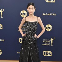 SAG Awards 2022 menjadi karpet merah perdana bagi aktris Korea Selatan Jung Ho Yeon di ajang penghargaan Hollywood. Maka untuk momen spesial tersebut, Ho Yeon yang dikenal berkat perannya di serial Netflix Squid Game memakai gaun hitam penuh detail beading dari Louis Vuitton. (Foto: Jordan Strauss/Invision/AP)