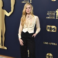 Di tengah dominasi gaun, Elle Fanning berani tampil beda dengan setelan Gucci. Shes gorgeous as always! (Foto: Jordan Strauss/Invision/AP)