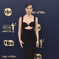 Sebagai bentuk solidaritas terhadap konflik yang terjadi di Ukraina, banyak para selebriti dunia menghadiri SAG Awards 2022 dalam balutan gaun berwarna hitam, Minggu (27/2/2022). Salah satunya, aktris muda Hailee Steinfeld yang mengandalkan gaun Miu Miu dengan detail cut-out di perut. (Foto: Jordan Strauss/Invision/AP)