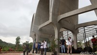 Bukit Jokowi bisa menampung sekitar puluhan penonton, dibagi dalam dua tempat, satu indoor dan satunya lagi outdoor