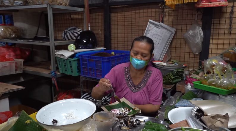 Bule Cicip Lenjongan di Pasar Bali