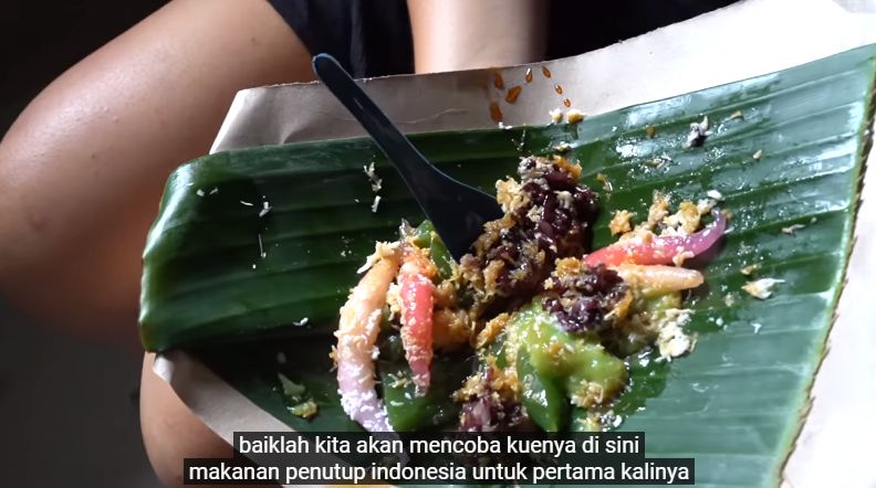 Bule Cicip Lenjongan di Pasar Bali