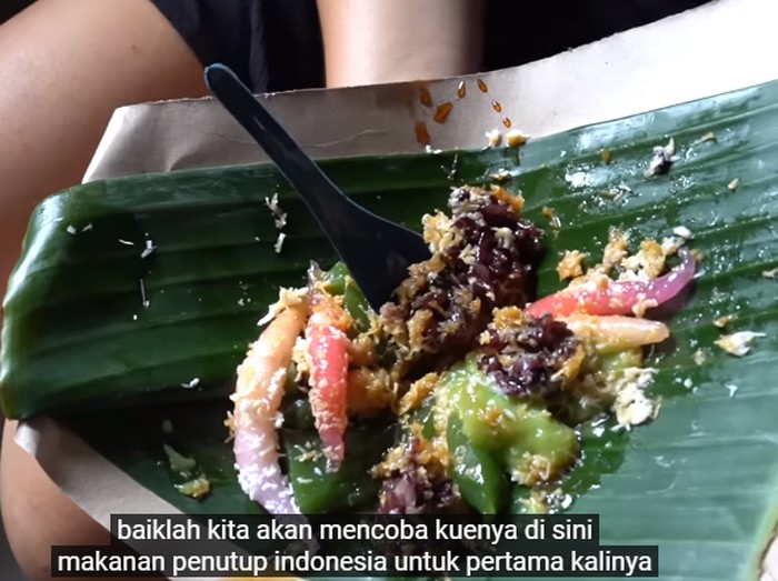 Bule Cicip Lenjongan di Pasar Bali
