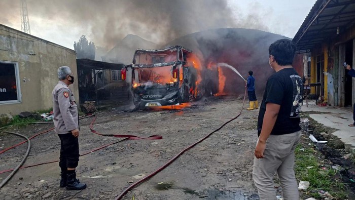 Bus di Tangerang terbakar diduga korsleting listrik