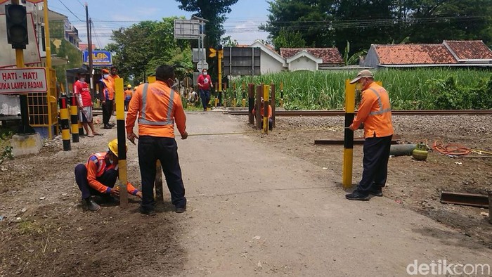 bus tertabrak kereta api di tulungagung