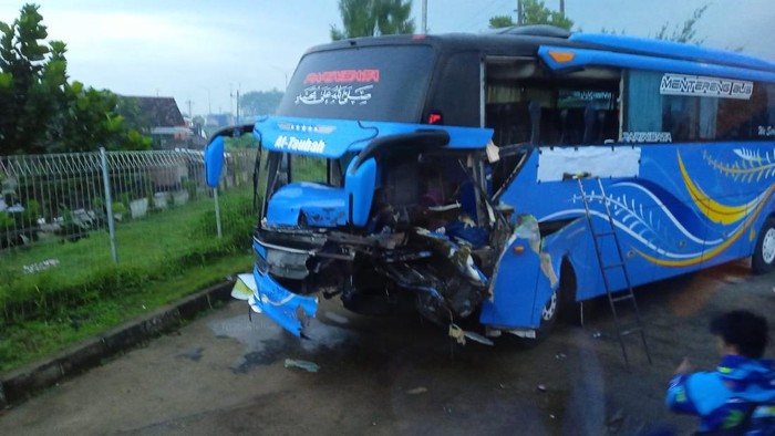 Bus yang ditumpangi rombongan studi wisata.