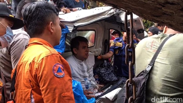 Dede saat terjebak di dalam mobil pikap.