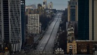 Situasi jalanan Kyiv tampak lengang diduga banyak warganya yang mengungsi ke kota lain. Getty Images/Pierre Crom 