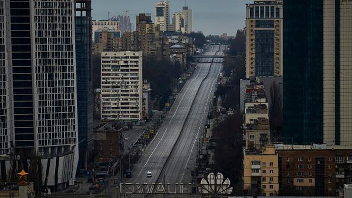 Ditinggal Warganya Mengungsi, Ibukota Ukraina Sepi KYIV, UKRAINE - FEBRUARY 27: Empty streets and closed shops are seen during a curfew imposed from Saturday 5pm to Monday 8am local time on February 27, 2022 in Kyiv, Ukraine. Explosions and gunfire were reported around Kyiv as Russia's invasion of Ukraine continues. The invasion has killed scores and prompted widespread condemnation from US and European leaders.