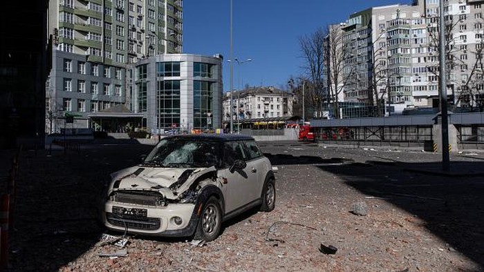 KYIV, UKRAINE - FEBRUARY 27: Empty streets and closed shops are seen during a curfew imposed from Saturday 5pm to Monday 8am local time on February 27, 2022 in Kyiv, Ukraine. Explosions and gunfire were reported around Kyiv as Russias invasion of Ukraine continues. The invasion has killed scores and prompted widespread condemnation from US and European leaders.