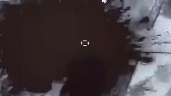 Rekaman itu diambil di dekat kota Malyn, sekitar 60 mil barat laut Kyiv. Angkatan Udara mengatakan bahwa salah satu serangan terjadi di kota Chornobaivka, di selatan Ukraina. Foto: Ukraine Armed Forces