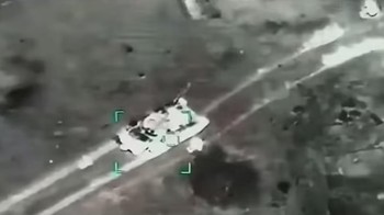Pada Sabtu (26/2), pasukan Ukraina merilis video drone lain yang menunjukkan konvoi Rusia terkena serangan drone, kali ini di kota selatan Kherson. Foto: Ukraine Armed Forces
